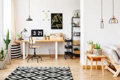 Tapis géométrique noir et blanc dans un espace de travail multifonctionnel.