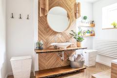 Salle de Bains Intérieure avec un évier blanc et un miroir rond en bois