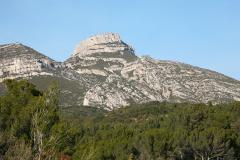 Le Massif du Garlaban surplombe la ville d'Aubagne.