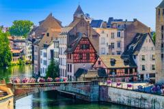  La réhabilitation des bâtiments permet de créer de nouveaux appartements à Strasbourg. © JethroT - Adobe Stock