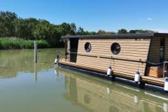 Rêves d'Ô en Camargue lodge boat posé sur l'eau