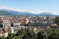 	Grenoble est la plus grande métropole située au cœur du massif alpin. 