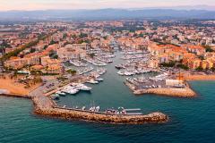 Vue panoramique aérienne panoramique de Fréjus sur la côte méditerranéenne