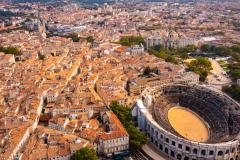 Nîmes est une ville au patrimoine très riche, symbolisé par ses célèbres arènes. 