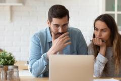 Un couple devant un ordinateur