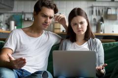 Un couple devant un ordinateur