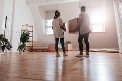 Un couple qui s'installe dans un appartement