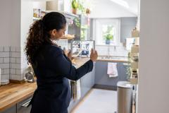 Le chasseur immobilier se charge de dénicher le bien immobilier idéal pour le compte de ses clients acquéreurs. © andresr - Getty images