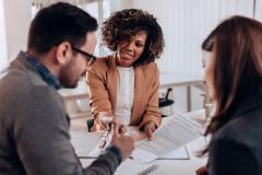 Avec la clause de substitution, l'acquéreur peut notamment créer une SCI qui deviendra l'acquéreur du bien immobilier. © Kerkez - Getty images