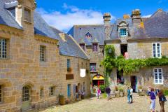 Locronan fait partie des plus beaux villages de France et affiche un charme hors du commun. © aterrom - Adobe Stock