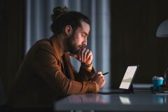 Le paiement du loyer est une obligation contractuelle, il est donc, en principe, interdit de cesser le paiement de son loyer. © miniseries - Getty images