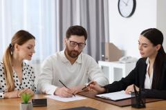 La procuration permet à une personne de déléguer son pouvoir à un tiers pour effectuer certains actes à sa place. © Liudmila Chernetska - Getty images