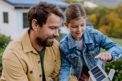 Face aux enjeux environnementaux actuels, nombreux sont les particuliers qui souhaitent faire évoluer leur consommation d’énergie vers des solutions plus durables. © Halfpoint - Getty images