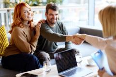 Renégocier son crédit immobilier est une démarche qui peut permettre de réaliser des économies importantes sur le coût total de l’emprunt. © skynesher - Getty images