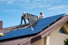 En 2025, les particuliers souhaitant investir dans l'énergie solaire peuvent bénéficier de plusieurs aides financières pour réduire le coût de leur installation. © anatoliy_gleb - Getty images