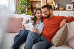 Pour faciliter l’achat d’un logement, différentes aides existent et permettent de réduire le coût d’acquisition ou de bénéficier de taux avantageux. © Milan Markovic - Getty images
