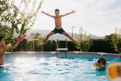 Enfants entrain de jouer dans une piscine hors sol
