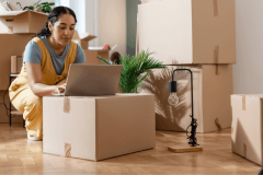Plusieurs leviers vous permettent de réaliser des économies lors de votre déménagement par des professionnels. © Maca and Naca - Getty images