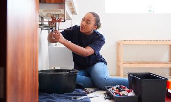 En matière de plomberie, toutes les réparations du logement n’incombent pas au propriétaire.