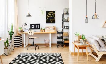 Tapis géométrique noir et blanc dans un espace de travail multifonctionnel.