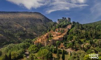 Dans l’arrière-pays catalan, Castelnou est l’un des plus beaux villages de France. 
