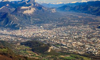 Limitrophe de Grenoble, Échirolles propose des prix de vente qui restent accessibles.