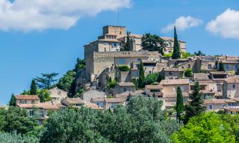 Ansouis est l’un des villages du sud du Lubéron les plus attractifs et demandés des acquéreurs. © Bernard GIRARDIN - Adobe Stock