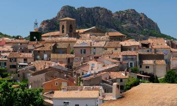 La difficulté à obtenir un prêt a accentué les négociations sur les prix immobilier à Roquebrune-sur-Argens. © Joerg - Adobe Stock