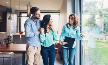 Couple qui visite un logement