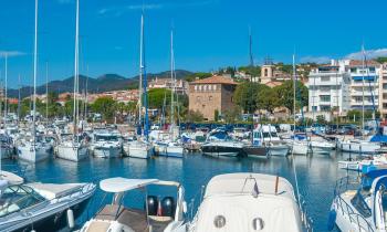 Sainte-Maxime fait partie des villes les plus prisées de la baie de Saint-Tropez. © Juergen Wackenhut - Shutterstock