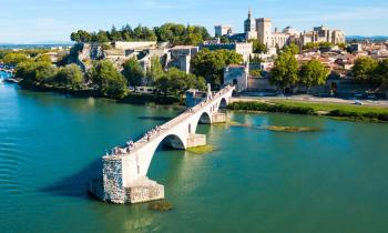 L'hypercentre historique d'Avignon demeure un secteur très recherché. © saiko3p - Shutterstock