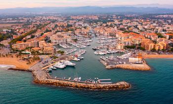 Vue panoramique aérienne panoramique de Fréjus sur la côte méditerranéenne
