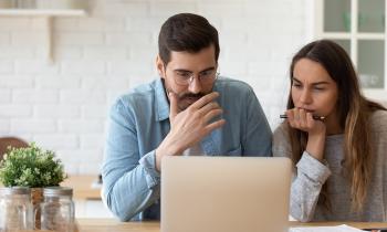 Un couple devant un ordinateur