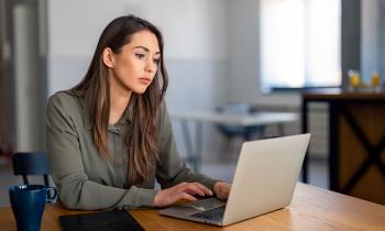 Une femme devant son ordinateur