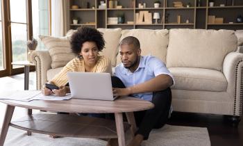 Un couple devant un ordinateur