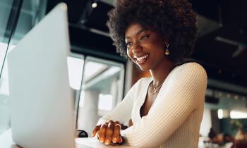 Une jeune femme devant son ordinateur