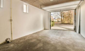 Vérifiez que le PLU de votre commune vous autorise à transformer votre garage en habitation. © ProCreators - Getty images