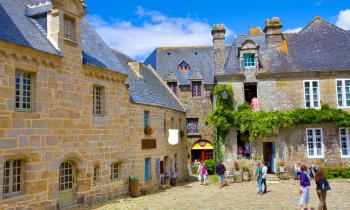 Locronan fait partie des plus beaux villages de France et affiche un charme hors du commun. © aterrom - Adobe Stock