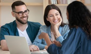 Pensez à comparer les offres pour choisir l'offre de rachat de crédits la plus avantageuse. © fizkes - Getty images