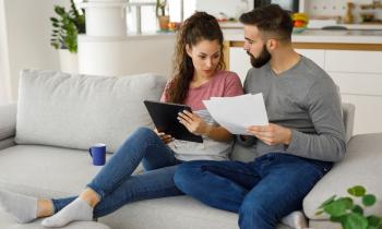 Le calcul du coût de l'assurance prêt dépend de plusieurs facteurs comme l'âge, la durée du prêt, la quotité et le niveau de garanties. © EmirMemedovski - Getty images
