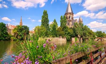 Vue sur le Temple neuf de Metz et sur la Moselle