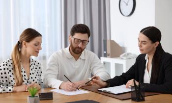 La procuration permet à une personne de déléguer son pouvoir à un tiers pour effectuer certains actes à sa place. © Liudmila Chernetska - Getty images