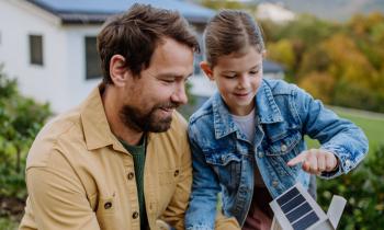 Face aux enjeux environnementaux actuels, nombreux sont les particuliers qui souhaitent faire évoluer leur consommation d’énergie vers des solutions plus durables. © Halfpoint - Getty images