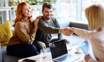 Renégocier son crédit immobilier est une démarche qui peut permettre de réaliser des économies importantes sur le coût total de l’emprunt. © skynesher - Getty images