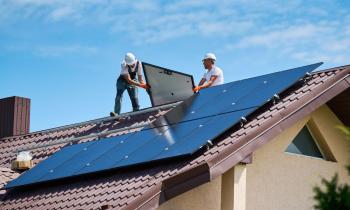 En 2025, les particuliers souhaitant investir dans l'énergie solaire peuvent bénéficier de plusieurs aides financières pour réduire le coût de leur installation. © anatoliy_gleb - Getty images