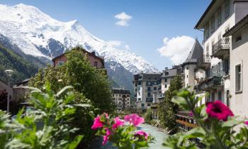 Vue de Chamonix entre montagne et rivière