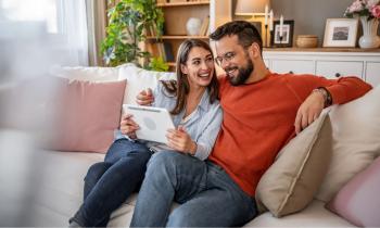 Pour faciliter l’achat d’un logement, différentes aides existent et permettent de réduire le coût d’acquisition ou de bénéficier de taux avantageux. © Milan Markovic - Getty images