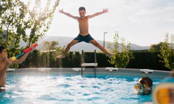 Enfants entrain de jouer dans une piscine hors sol