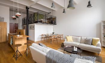 Aménagement d'une mezzanine avec literie dans un studio