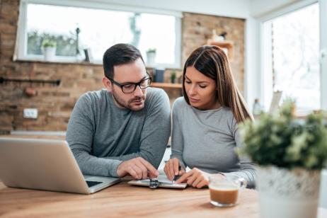 Taxe foncière : vous avez encore quelques jours pour opter pour un prélèvement mensuel. © nortonrsx - Getty Images